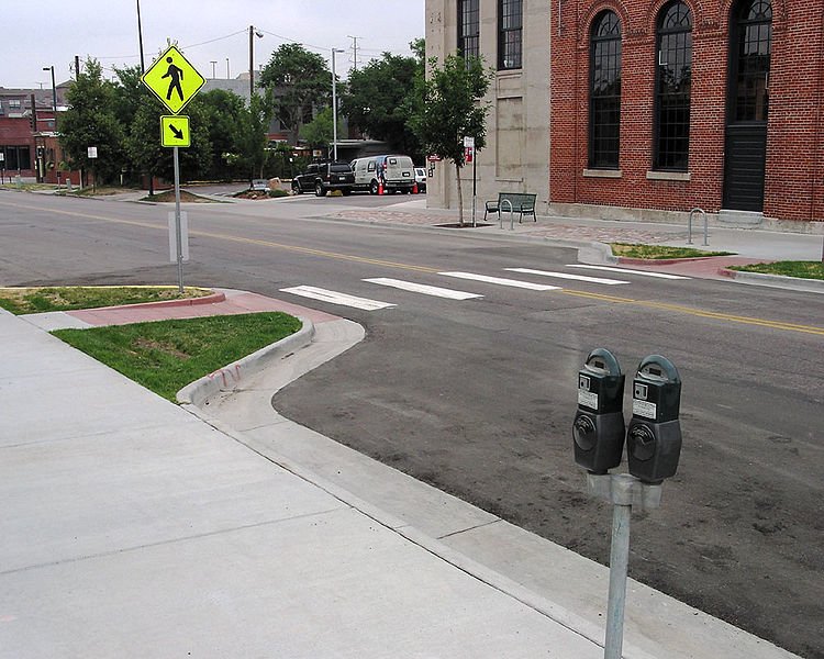 750px-Curb_extensions_at_midblock_crosswalk