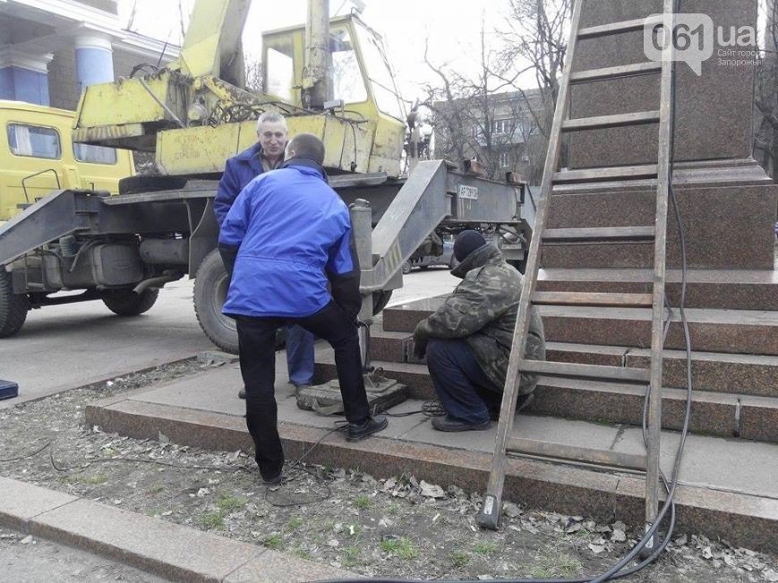 В Запорожье сносят памятник Кирову возле одноименного ДК, - ФОТО, - обновляется (фото) - фото 1