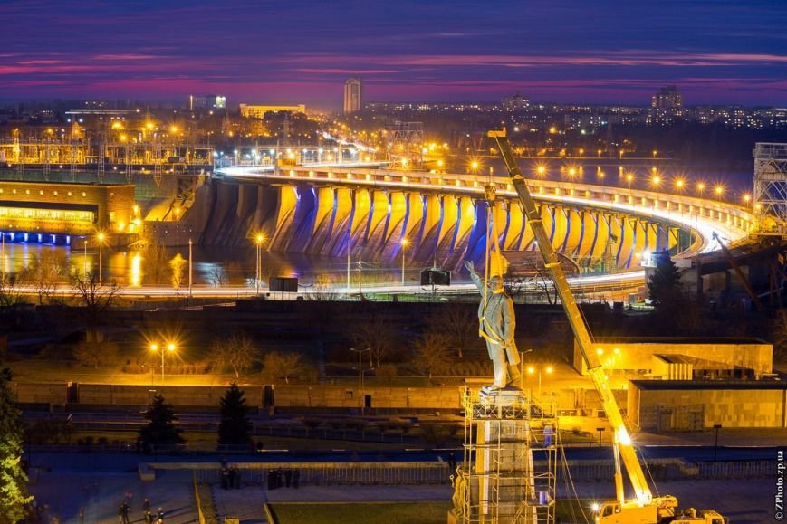 В Запорожье демонтируют самого большого Ленина в Украине: онлайн-трансляция (обновляется) (фото) - фото 1