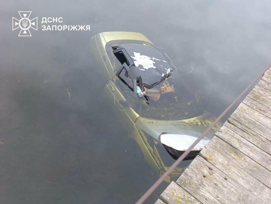 У передмісті Запоріжжя рятувальники дістали з водойми тіло чоловіка, який загинув у результаті атаки БПЛА