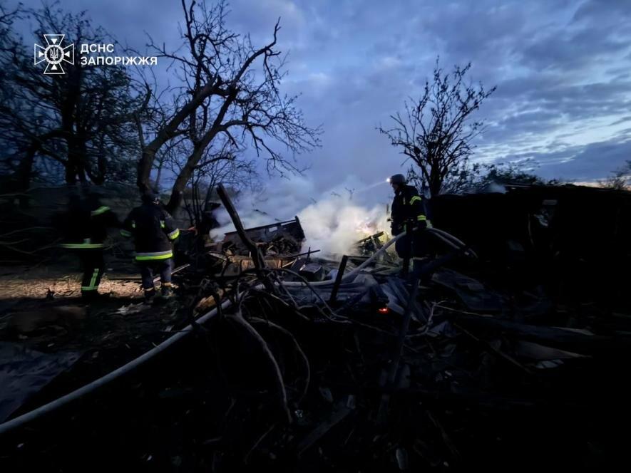У Запорізькому районі рятувальники загасили займання житлового будинку і трави на площі 2 гектари