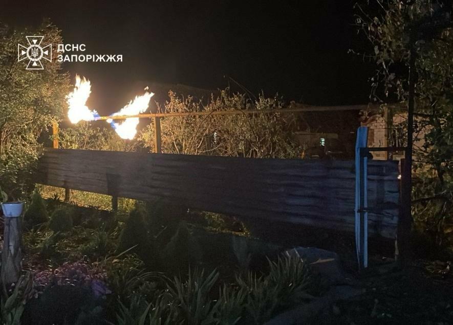 У Запорізькій області ворожі атаки спричинили займання газопроводів, двох будинків і машини, – ДСНС