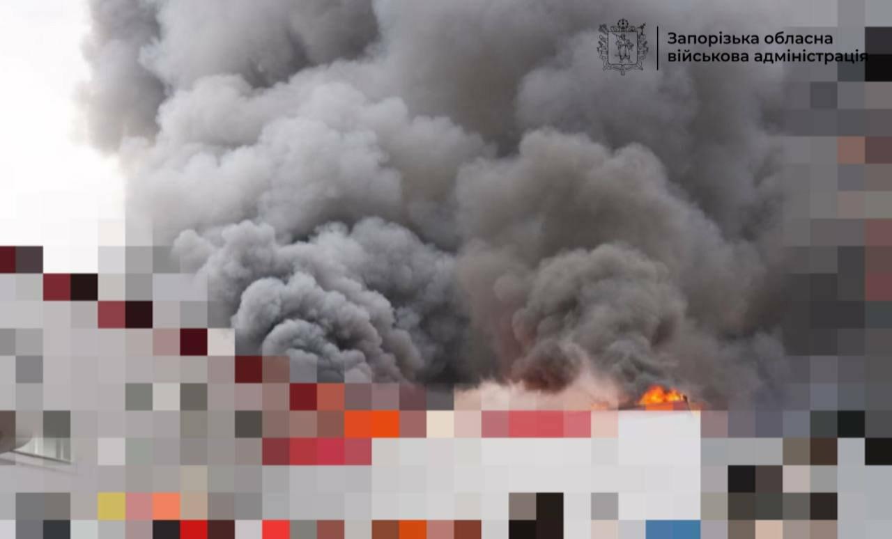 У Запоріжжі внаслідок ворожої атаки виникла пожежа на підприємстві