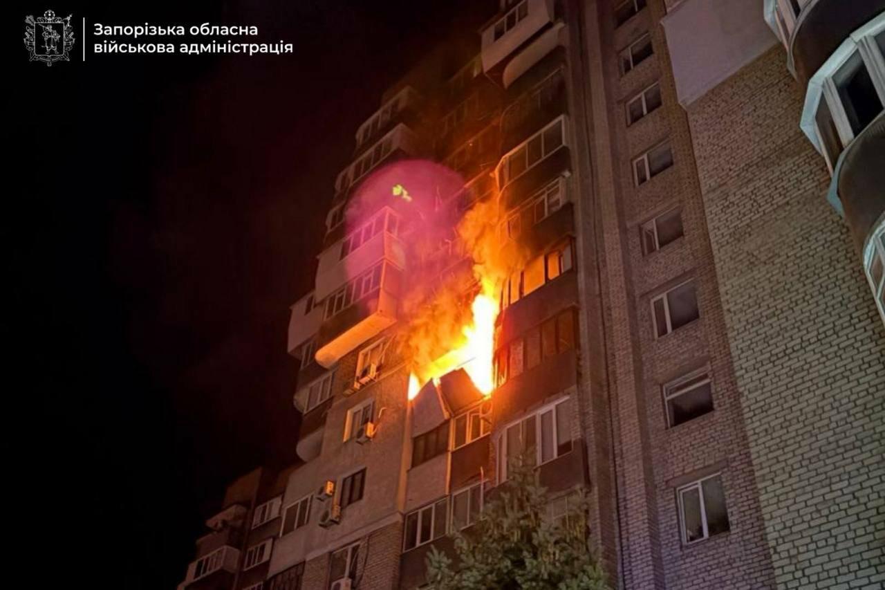 У Запоріжжі внаслідок ворожого удару виникла пожежа у багатоповерхівці