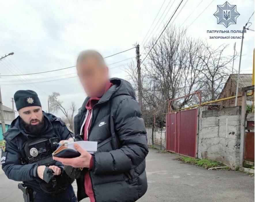 Запорізькі патрульні спіймали шахрая, який привласнив чужий телефон