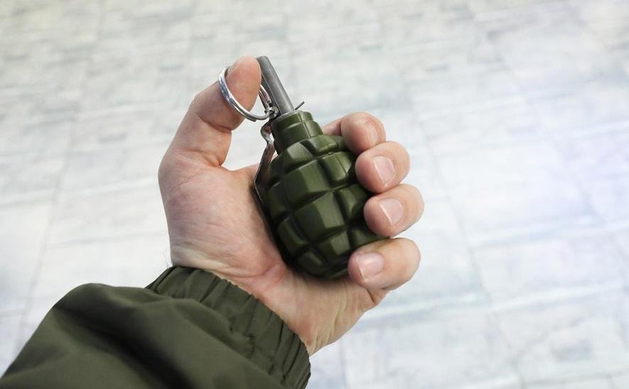 У Запорізькій області чоловік погрожував односельцям гранатою: вимагав підвезти, вдерся у домоволодіння і підірвав боєприпас