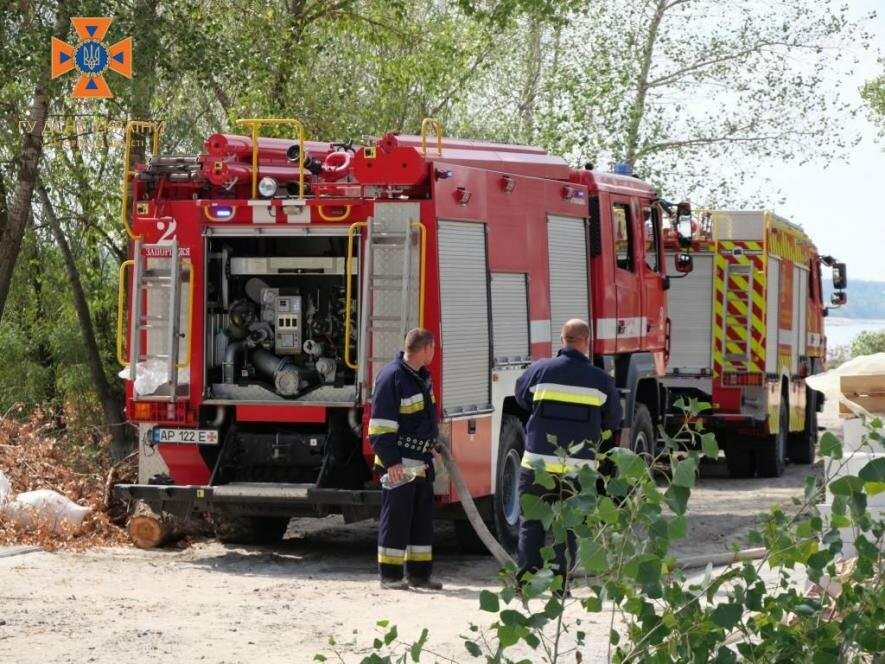 В Оріхові через обстріли виникла пожежа