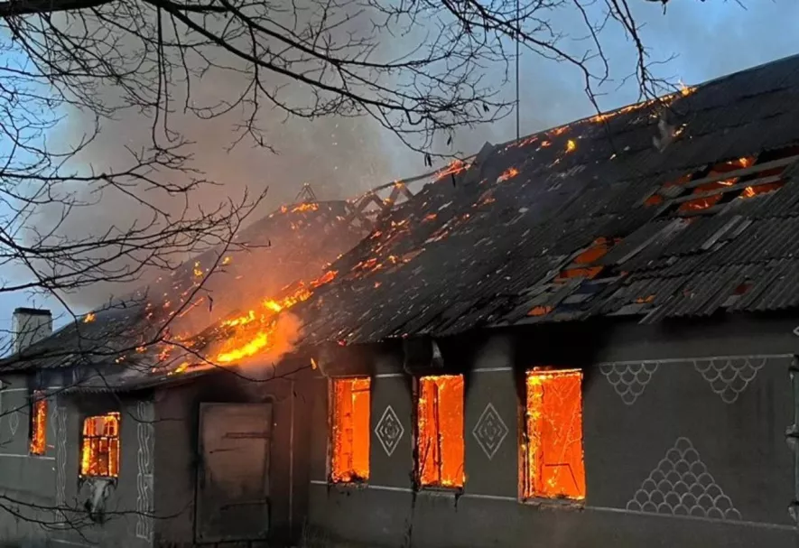 У Запорізькому районі через обстріли загорілися будинок і господарча споруда