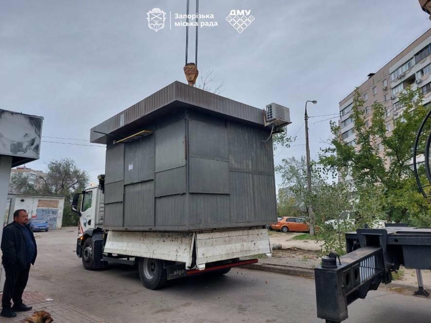 У спальному районі Запоріжжя демонтували незаконний МАФ