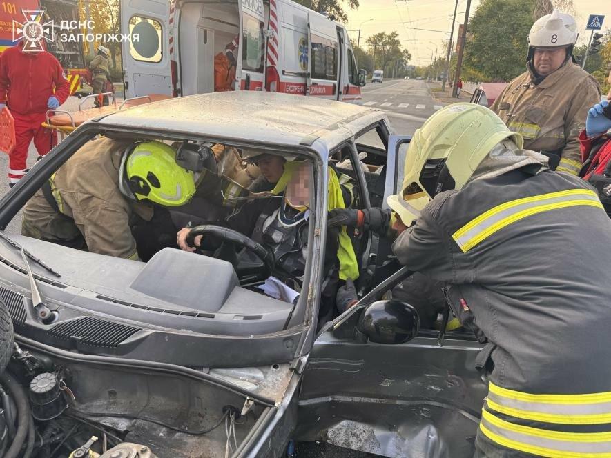 У Запоріжжі внаслідок ДТП у машині затисло водія: постраждалого деблокували рятувальники, – ФОТО