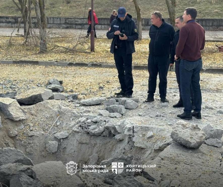 В Хортицькому районі Запоріжжя внаслідок ворожого удару зруйновано проїзну частину