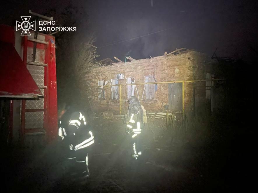 У Запорізькій області обстріли спричинили займання складського приміщення і двох будинків