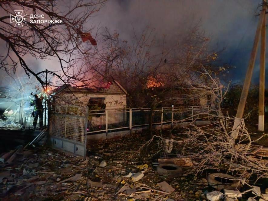 Ворожі обстріли спричинили масштабну пожежу у Запорізькому районі