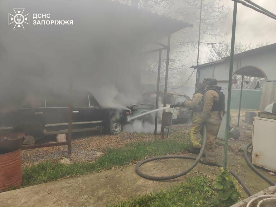 У Запорізькій області внаслідок обстрілів загорілися багатоповерхівка і два автомобілі