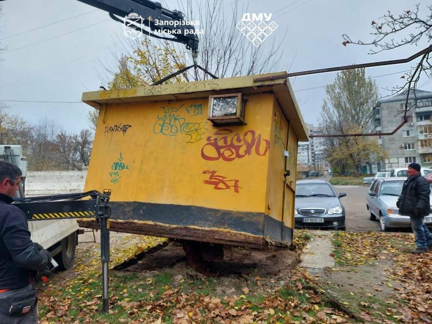 У спальному районі Запоріжжя демонтували незаконний МАФ