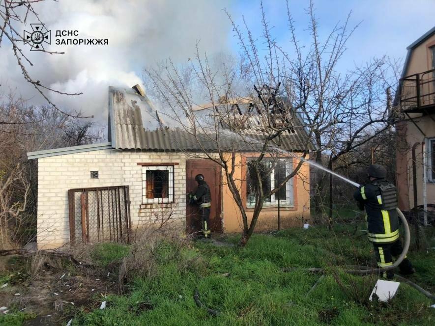 У Запорізькому районі обстріли спричинили займання дачного будинку і господарської споруди