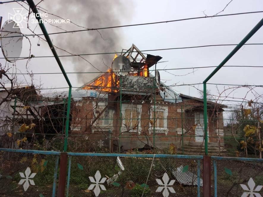 У Запорізькій області обстріли спричинили загоряння навчального закладу і будинку