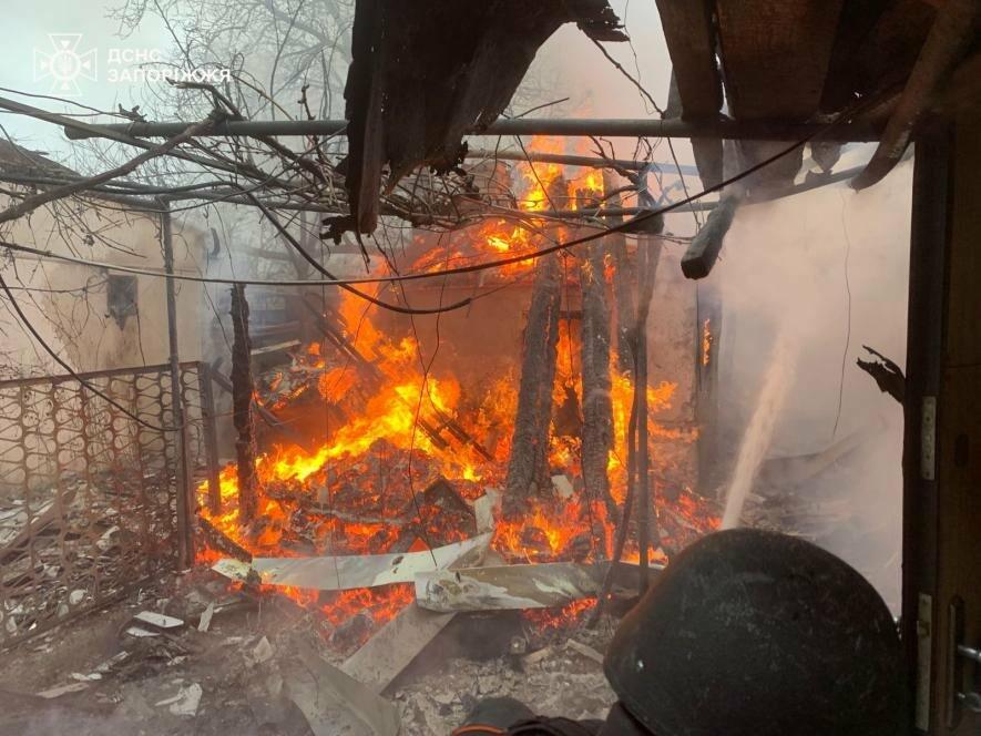 У Запорізькій області ворожі удари спричинили пожежу на підприємстві, а також загоряння будинків