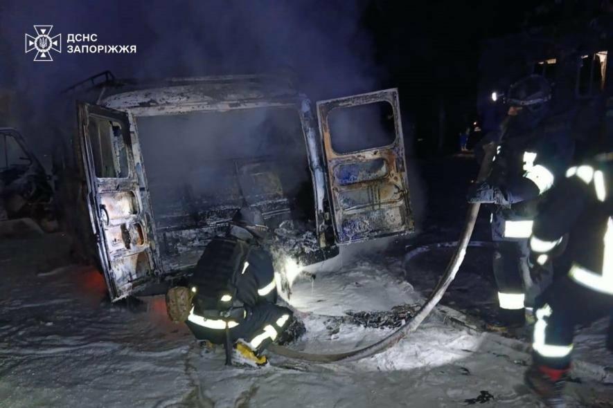 У Запорізькій області обстріли спричинили загоряння сільгосптехніки і двох авто