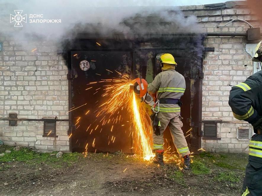 У Запорізькій області рятувальники гасили загоряння гаража і житлового будинку