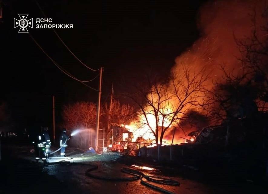 У Запорізькому районі внаслідок ворожих атак горіли два будинки і машина