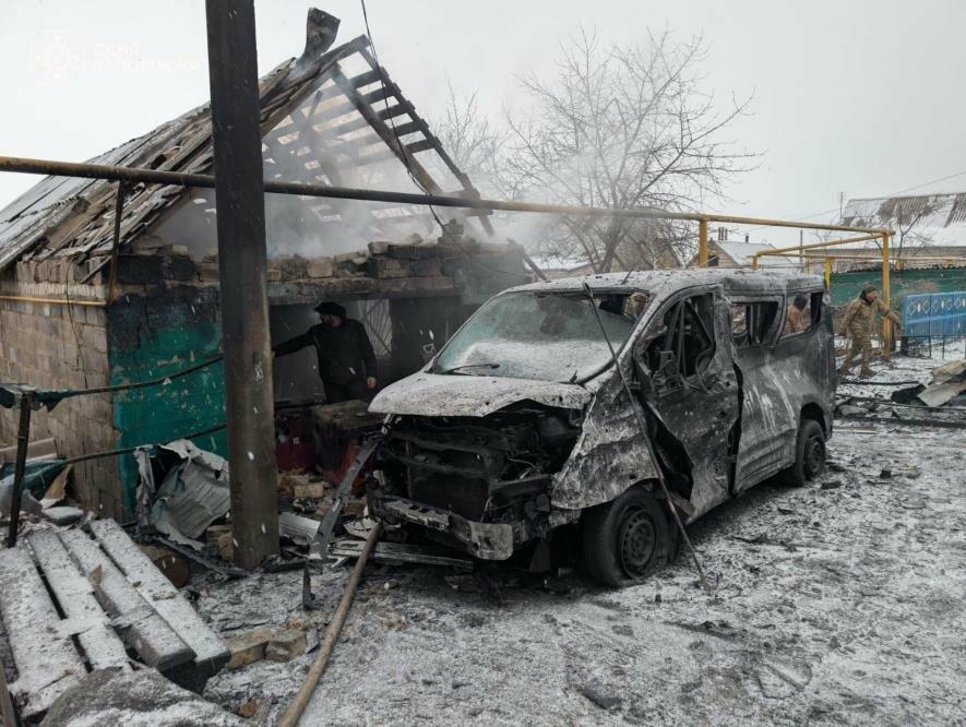У Запорізькому районі внаслідок ворожих атак горіли гаражі і автівка