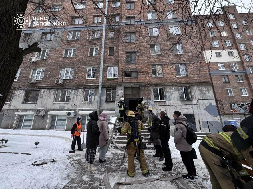 У Запоріжжі сталася пожежа у багатоповерхівці: з будівлі евакуювали родину з дітьми