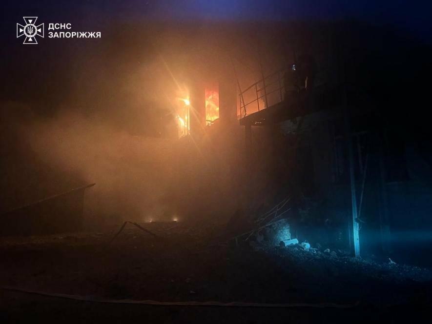 У Запорізькому районі обстріли спричинили займання навчального закладу і споруди з дровами
