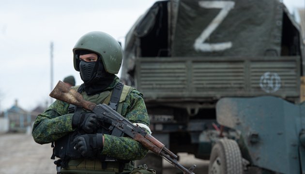 В Мелітополі в лікарнях окупанти розставили військовий конвой 