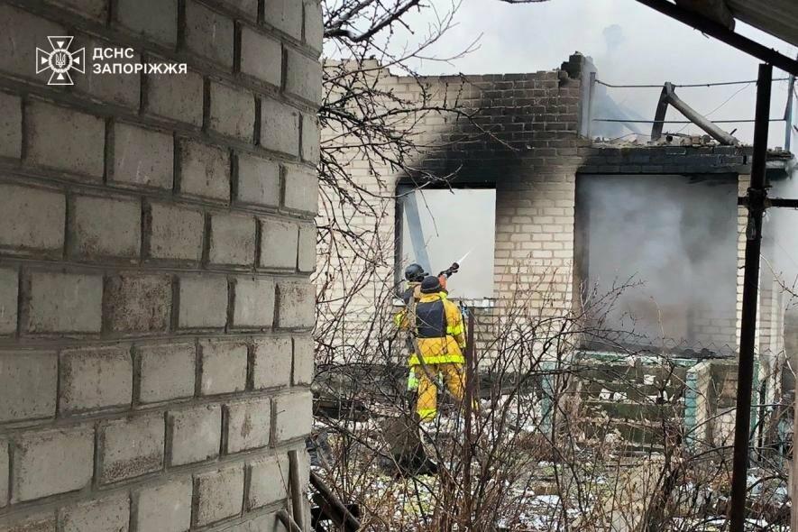 У Запорізькому районі ворожий обстріл спричинив займання дачного будинку