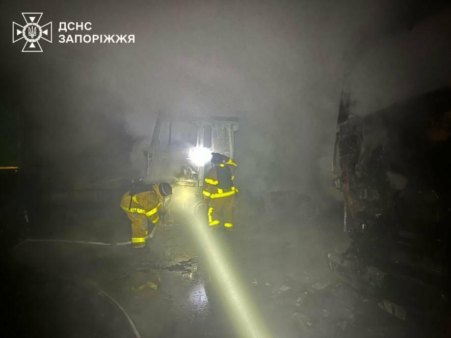 У Запорізькій області сталася пожежа на підприємстві: згоріли дві вантажівки