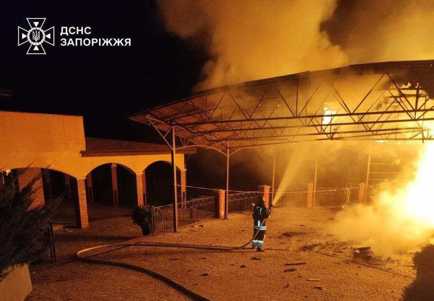 У Запорізькому районі через обстріли сталися чотири пожежі: горіли навчальний заклад, будинок і навіс