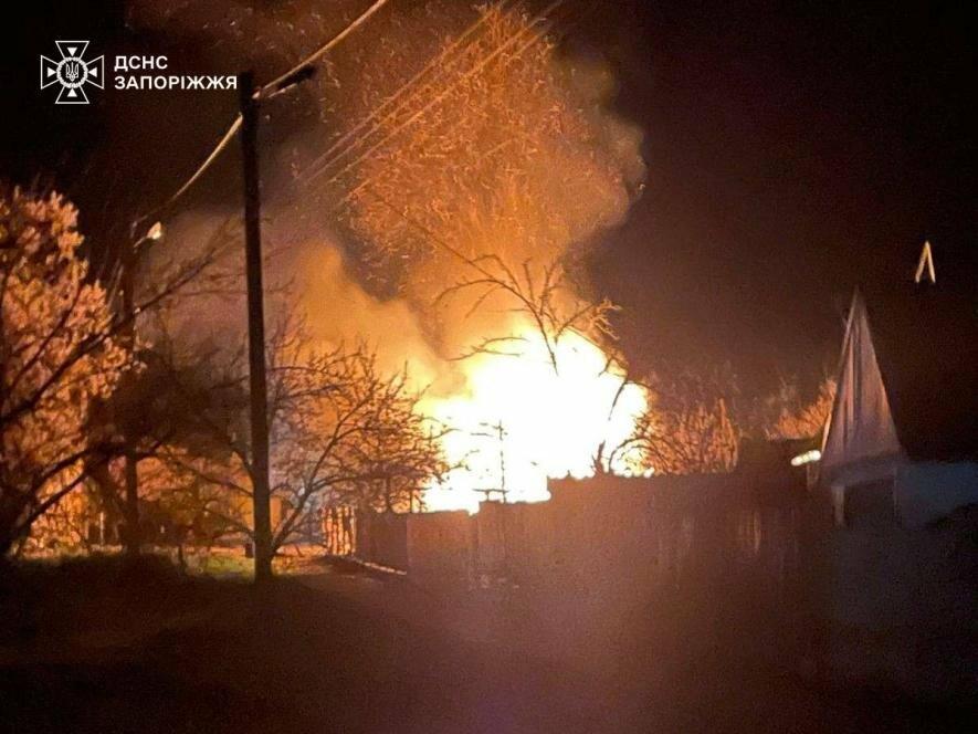 У Запорізькій області обстріли спричинили десять пожеж: горіли багатоповерхівка, будинок і автомобілі