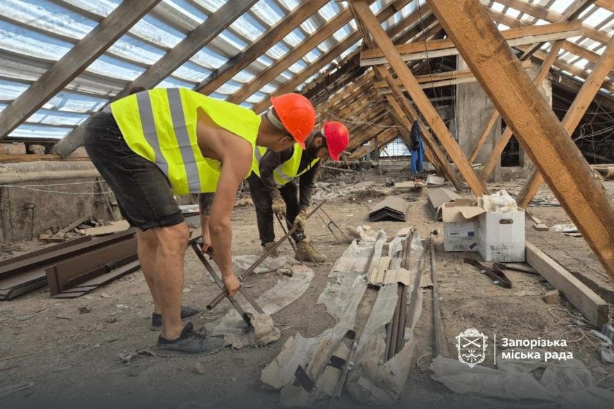 У Запоріжжі готуються провести ремонт дахів 19 будинків, які пошкодило внаслідок атак