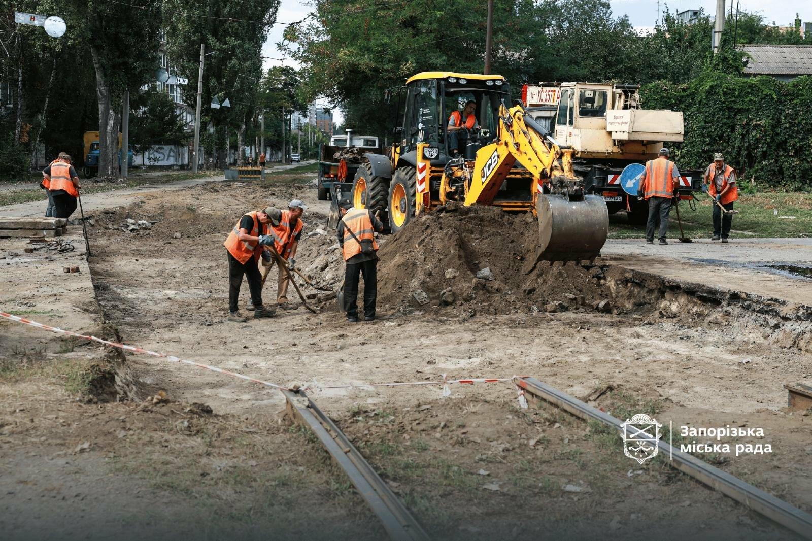 У Запоріжжі ремонтують трамвайний переїзд, де колію не оновлювали близько 40 років