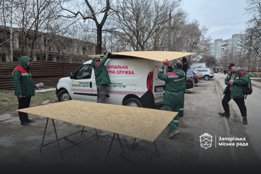 У Запоріжжі триває ліквідація наслідків атаки: змонтовано два тимчасові дахи і закрито вибиті вікна у 27 будинках