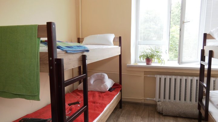 У Запоріжжі мати з двома доньками, які втратили житло, оселилися у шелтері