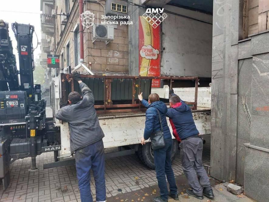 У центрі Запоріжжя демонтували незаконний МАФ