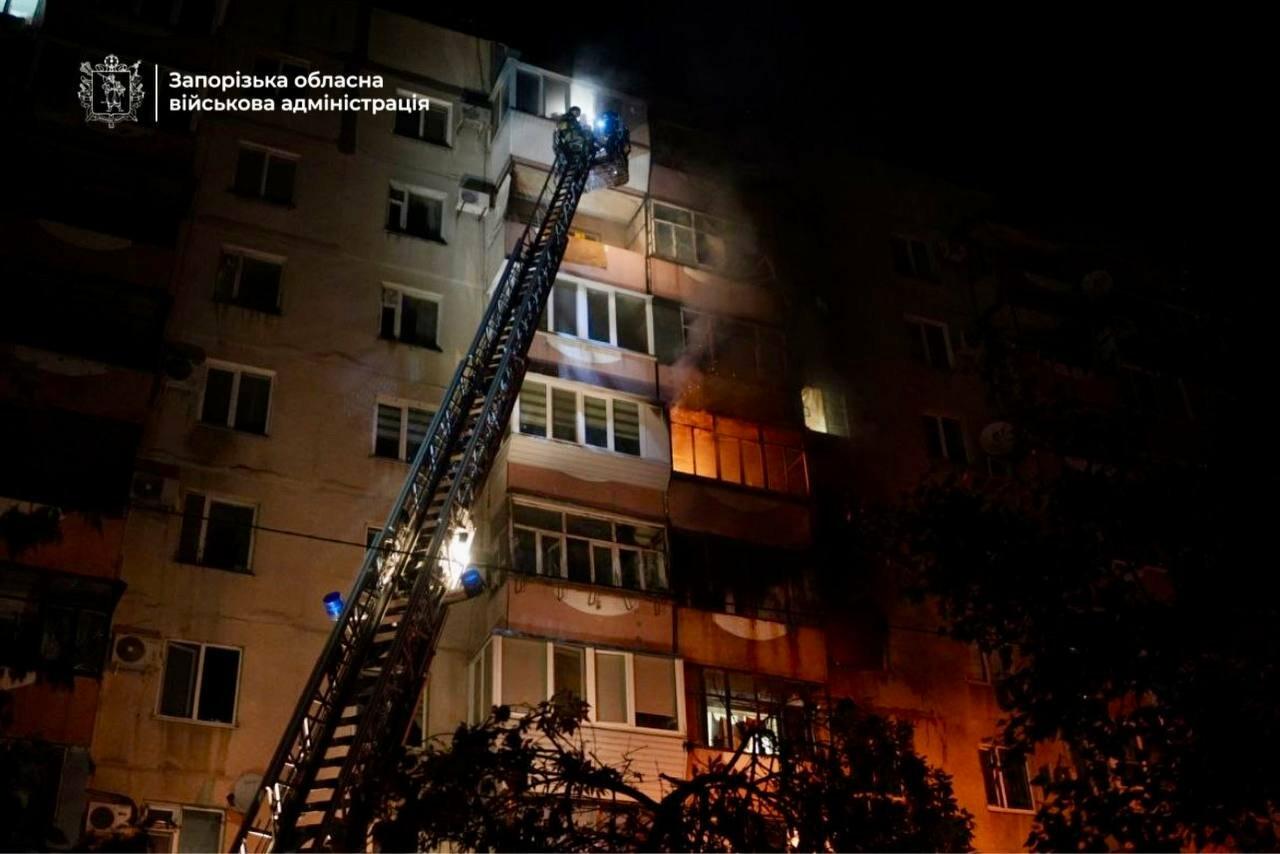 На пʼятому поверсі в квартирі заблоковані люди: наслідки удару по Запоріжжю