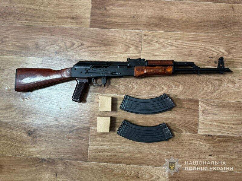 У Запоріжжі затримали чоловіка, який намагався продати автомат