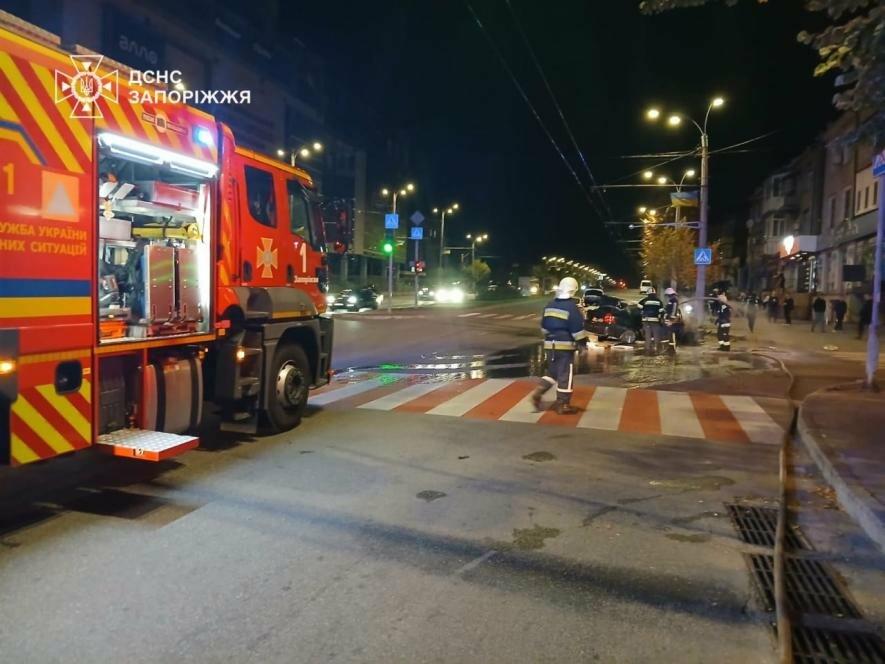 У Запоріжжі внаслідок ДТП загорілася автівка