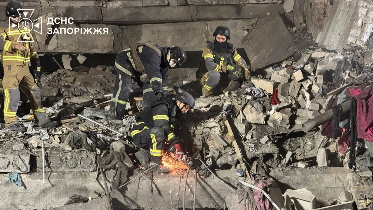 У Запоріжжі завершені пошуково-рятувальні роботи на місці удару по житловому будинку, - ДСНС