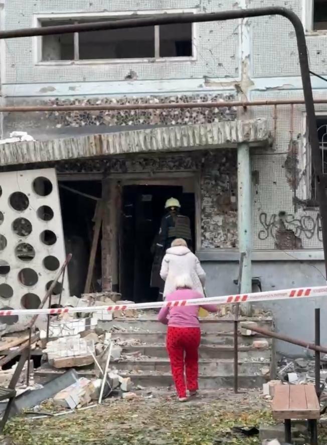 Пошкоджені багатоповерхівки та приватні будинки, побиті автівки, поранені люди: наслідки нічної атаки на Запоріжжя