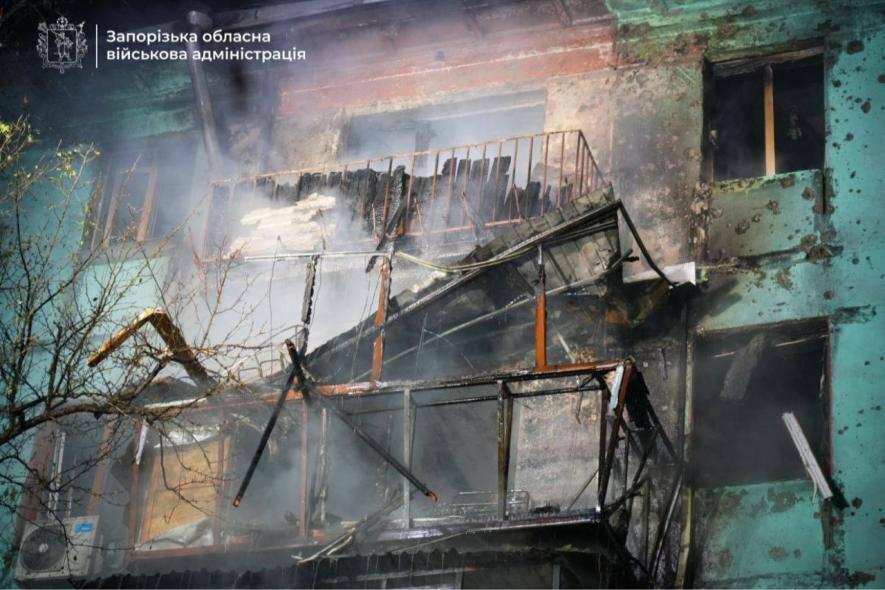 Потрощені автівки та понівечена багатоповерхівка: в ОВА показали наслідки ворожої атаки на Запоріжжя