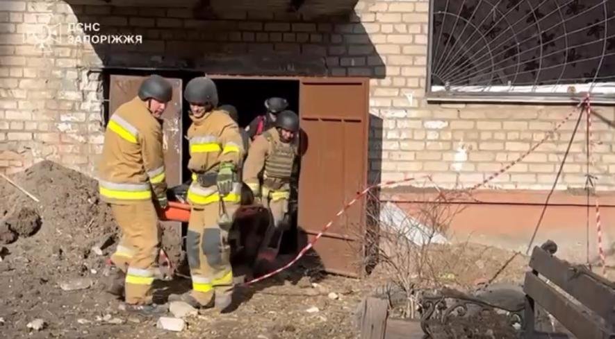 У Запоріжжі з-під завалів будинку рятувальники дістали тіло чоловіка, кількість постраждалих зросла до 17 осіб
