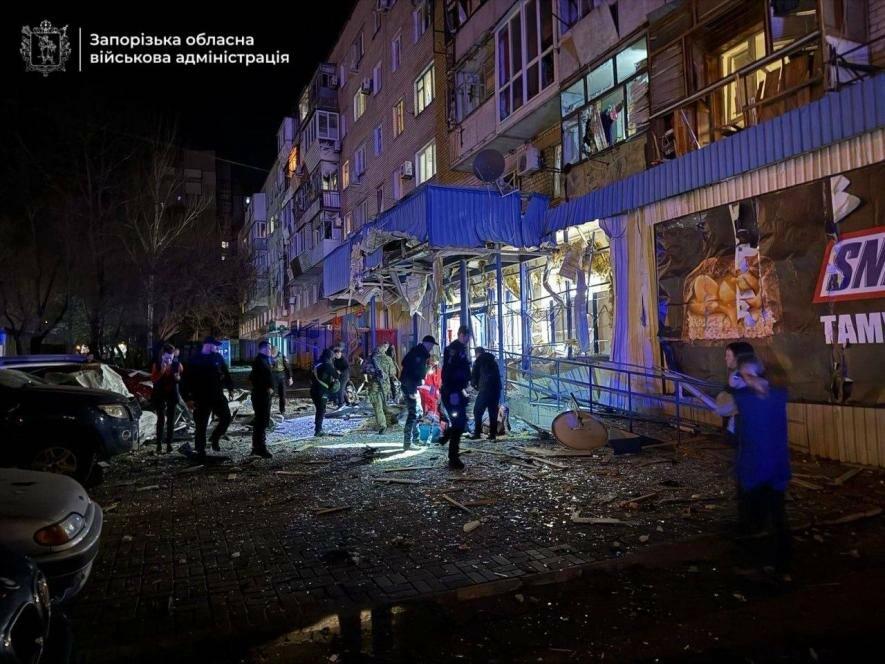 Ворог вдарив по Запоріжжю: пошкоджено магазин, щонайменше пʼятеро постраждалих