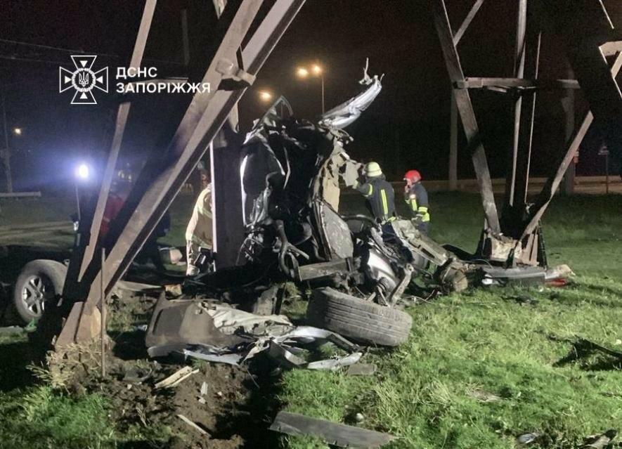 У Запоріжжі легковик влетів в електроопору: водій загинув, рятувальники деблокували постраждалого пасажира за допомогою спецінструментів