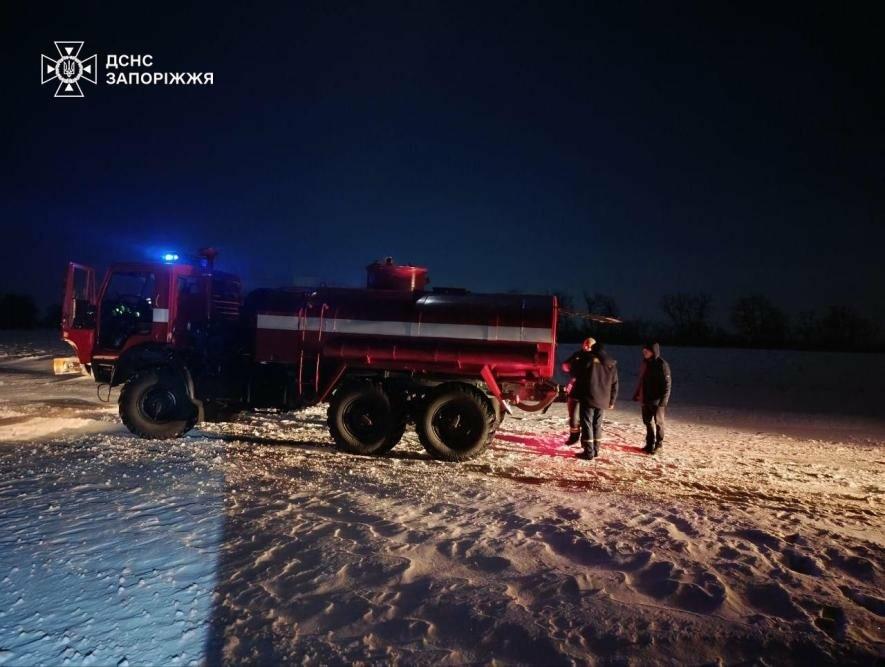 У Запоріжжі рятувальники допомогли водію вантажівки, який застряг на дорозі