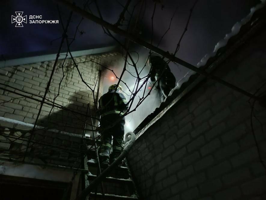 У Запоріжжі вогнеборці врятували чоловіка, який був в палаючому будинку