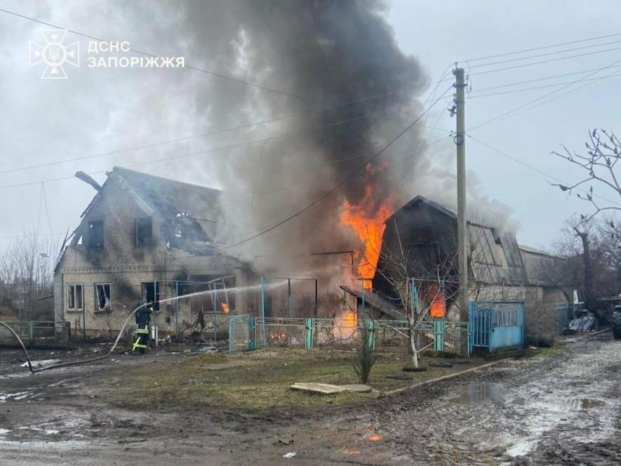 Внаслідок ворожих обстрілів на Запоріжжі в будинках виникли пожежі, постраждали люди